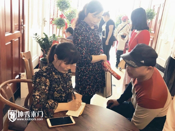 重庆坤秀木门：怀化专卖店乔迁大吉